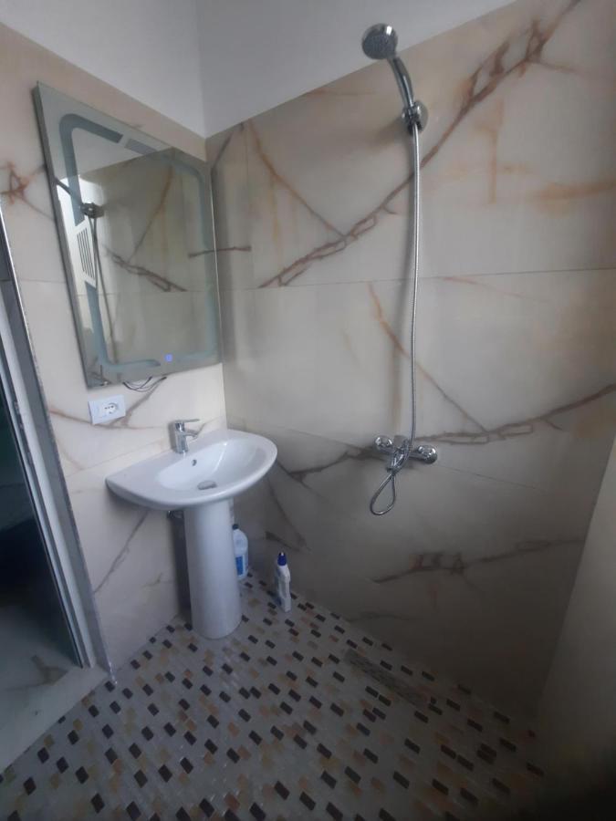 Hotel Megniar Lushnjë Екстериор снимка
