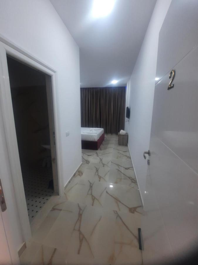 Hotel Megniar Lushnjë Екстериор снимка