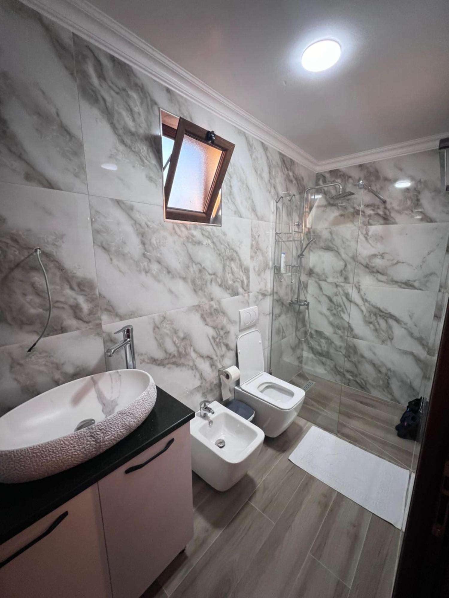 Hotel Megniar Lushnjë Екстериор снимка