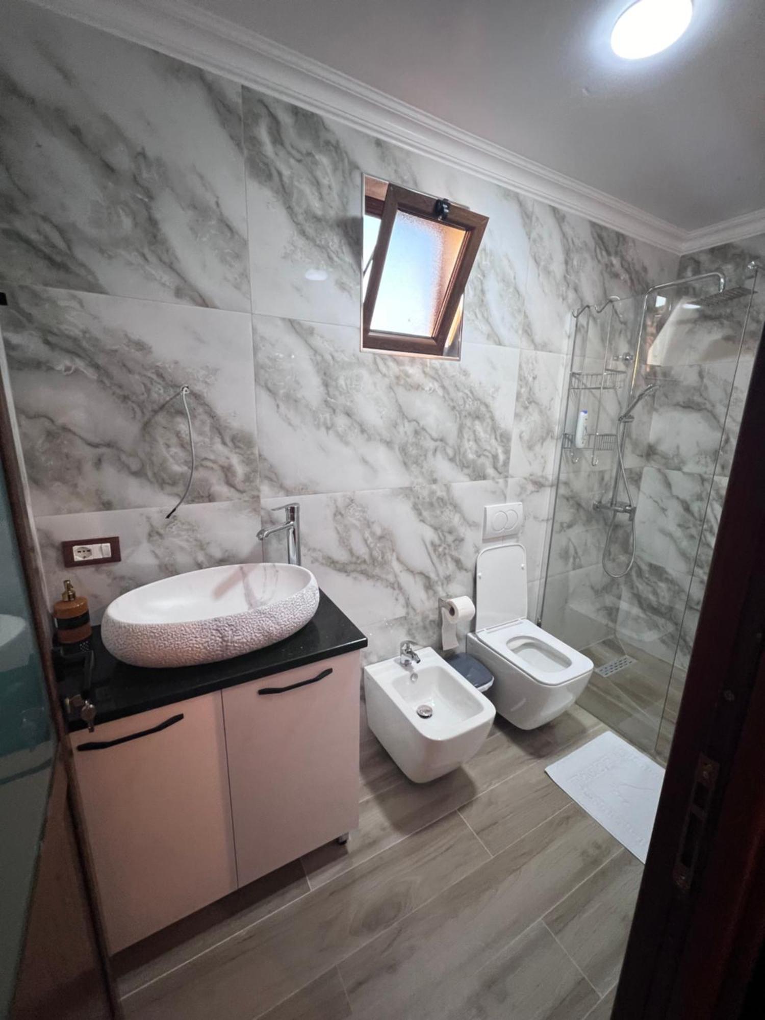 Hotel Megniar Lushnjë Екстериор снимка