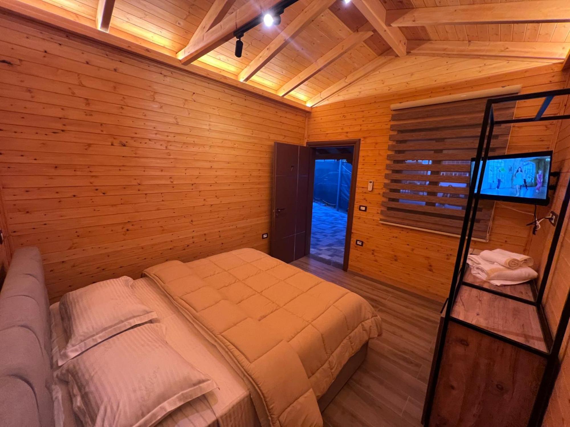 Hotel Megniar Lushnjë Екстериор снимка