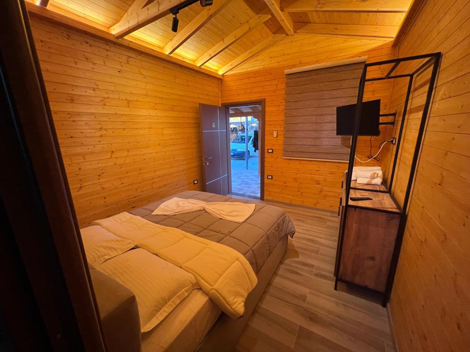 Hotel Megniar Lushnjë Екстериор снимка