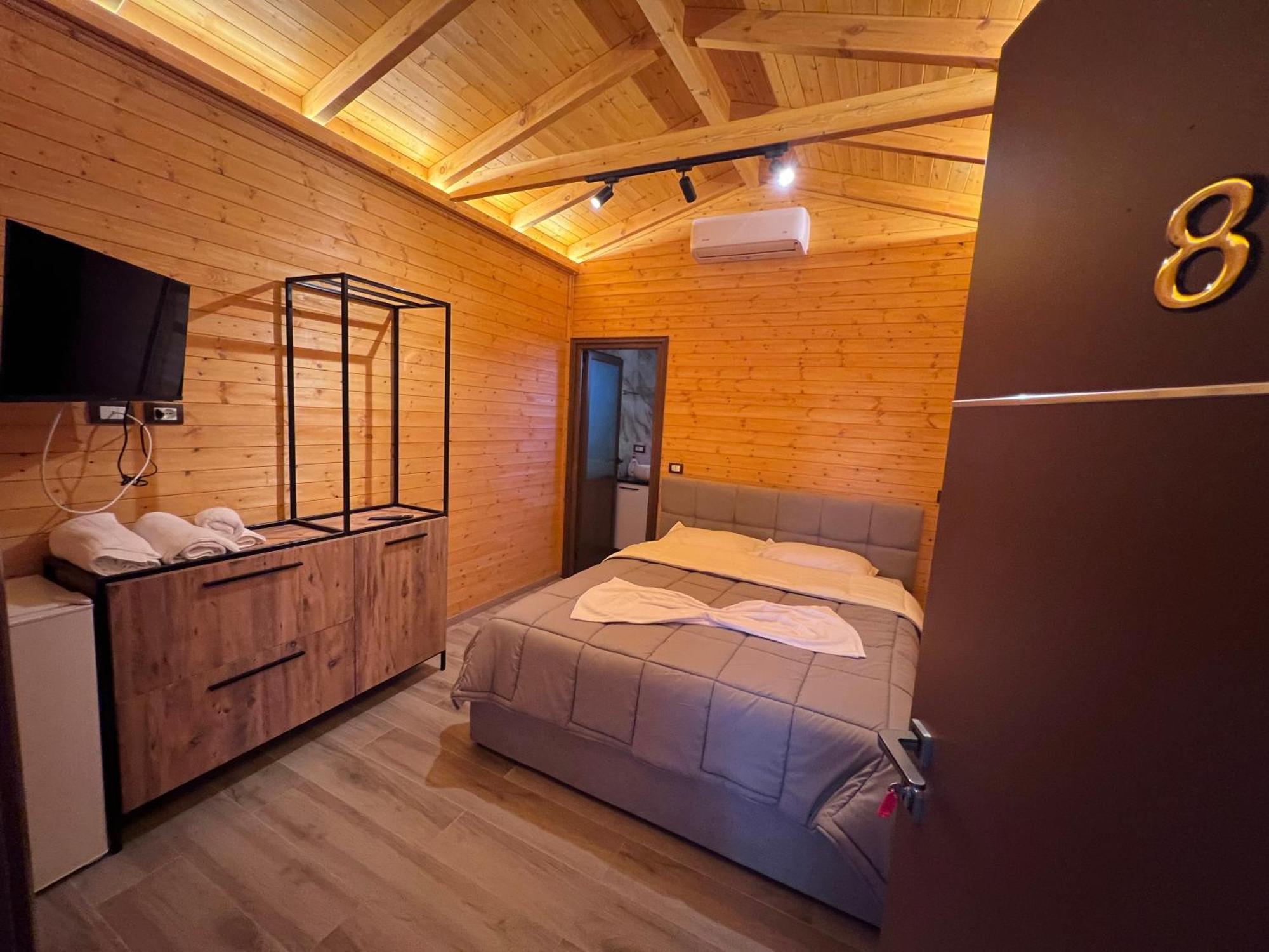 Hotel Megniar Lushnjë Екстериор снимка